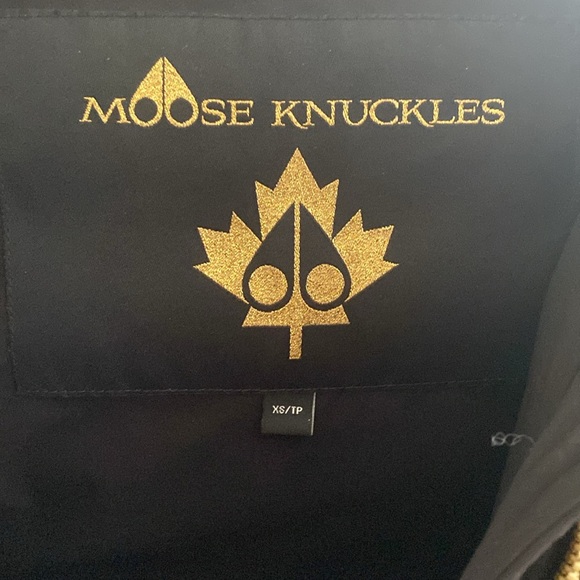 Moose Knuckles xs jacket. Fur hood liner is removable. - Picture 3 of 7
